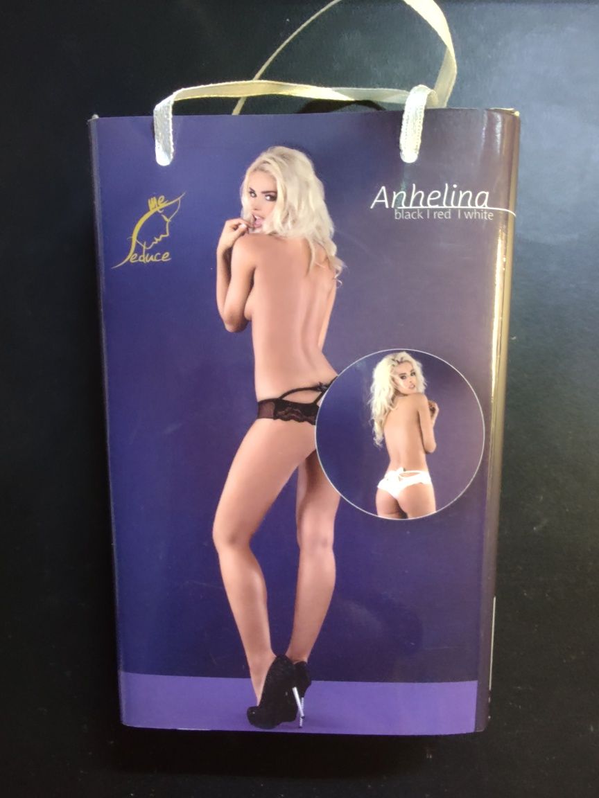 Seksowne czerwone stringi