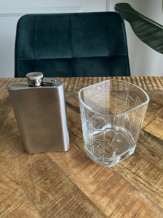 Piersiówka i szklanka Ballantines