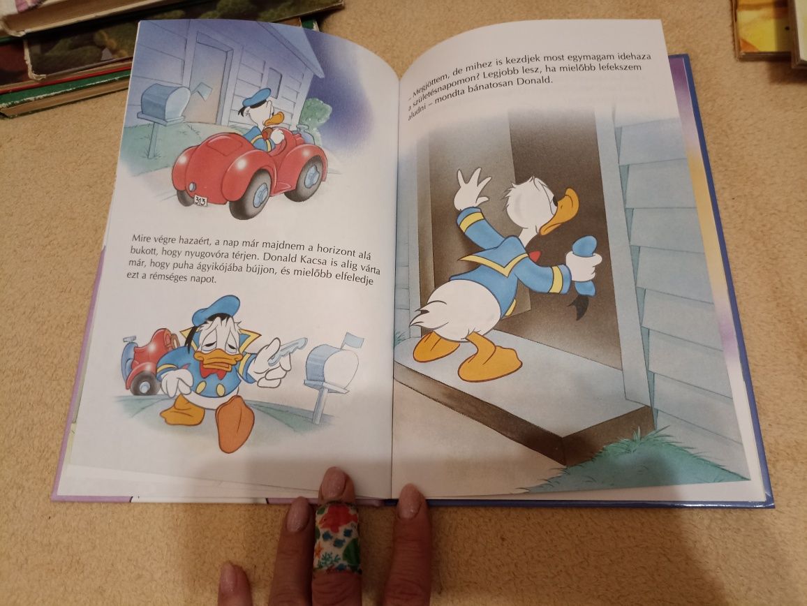 Книжка Walt Disney: День народження Дональда, на угорській мові
