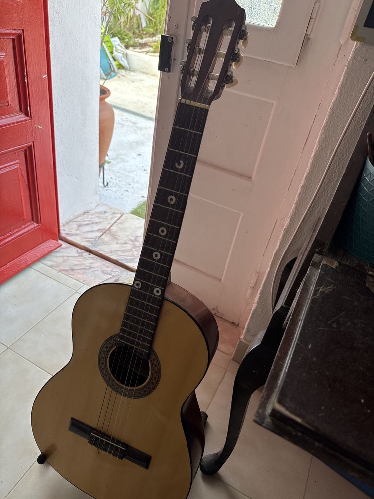 Vende guitarra como nova