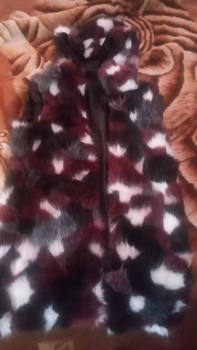 Новая Женская желетка. 42-44  . Мех искусственный, капишон.