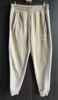 Beżowe spodnie dresowe Adidas M