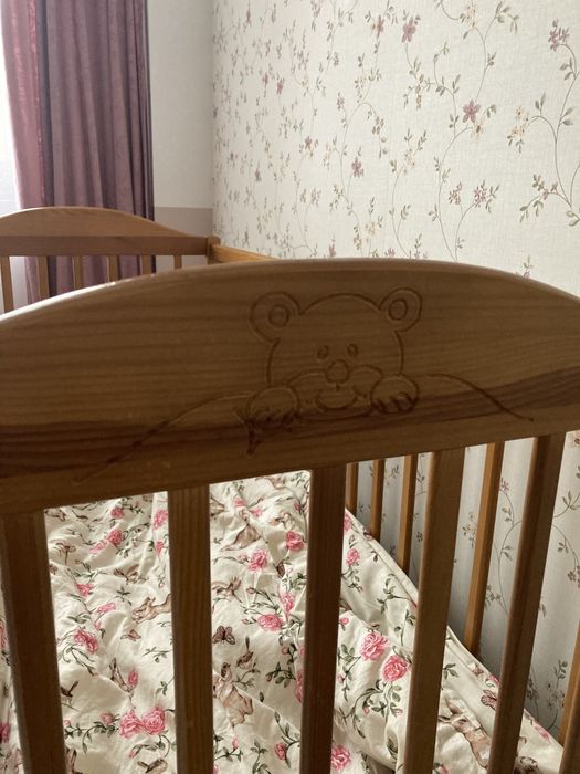 Łóżeczko niemowlece drewniane sosnowe z dobrym materacem