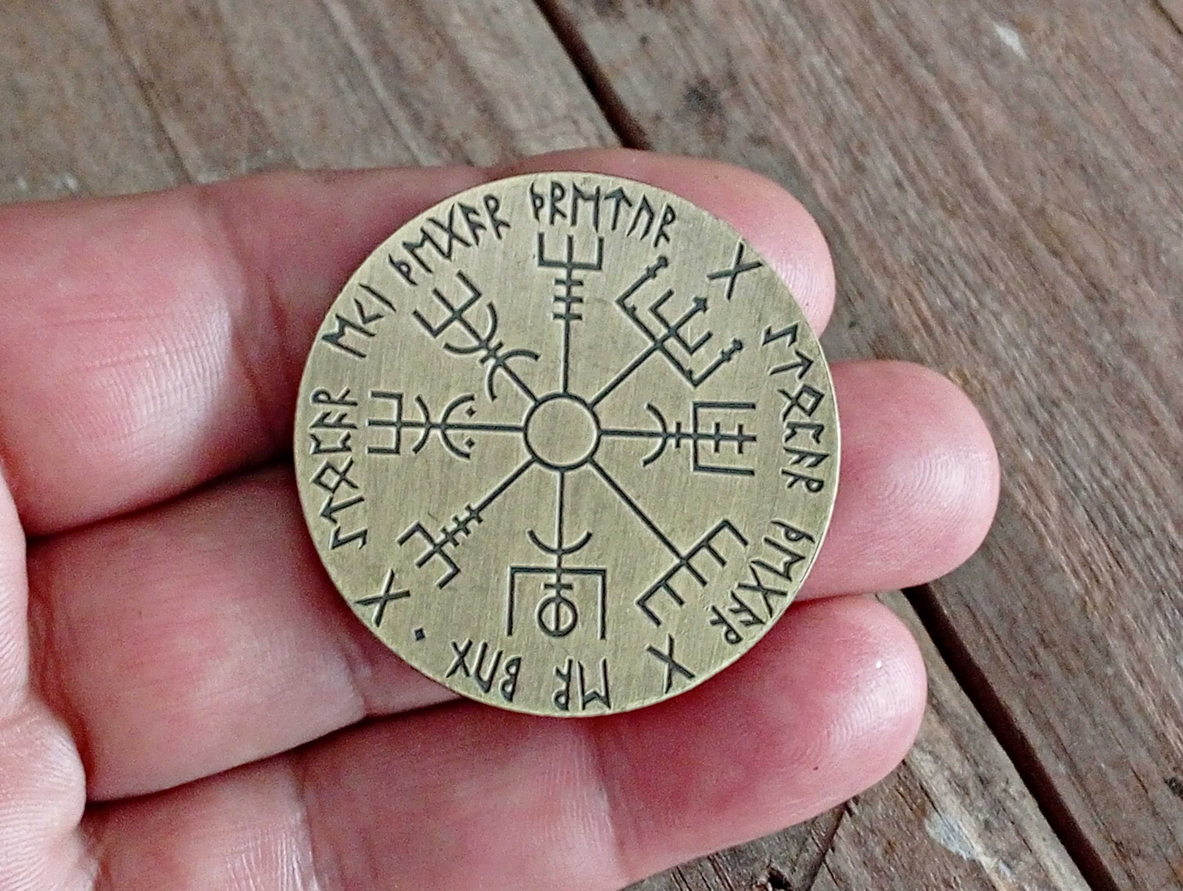 Moeda Viking com runas. Moeda da sorte fabricada em metal e bronzeada
