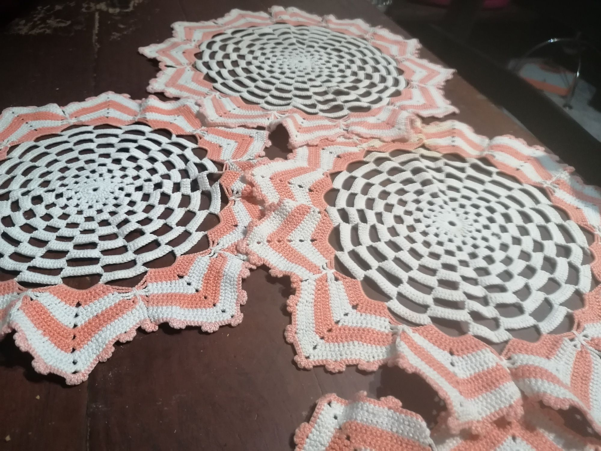 Conjunto de 4 naprons em renda feita á mão 

Dimensões em diâmet