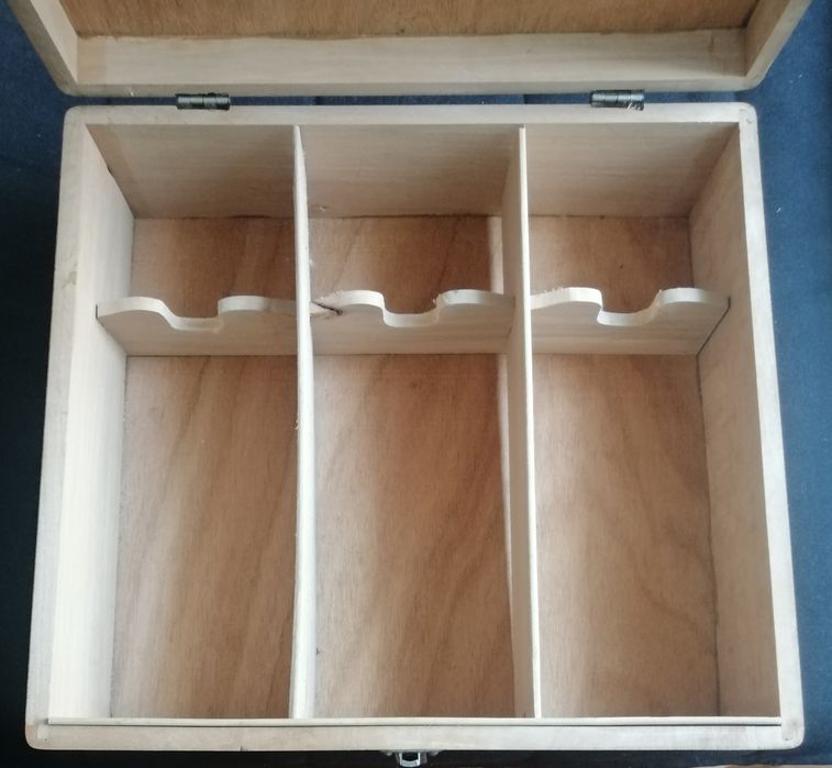 Caixa estojo madeira para garrafas licor Beirão decoração Torre Cabra