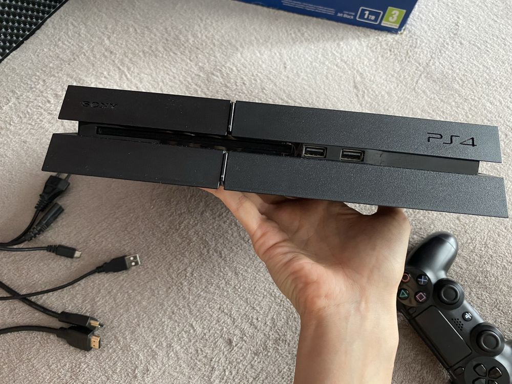 PS4 1 TB + okablowanie + pad | Sony PlayStation