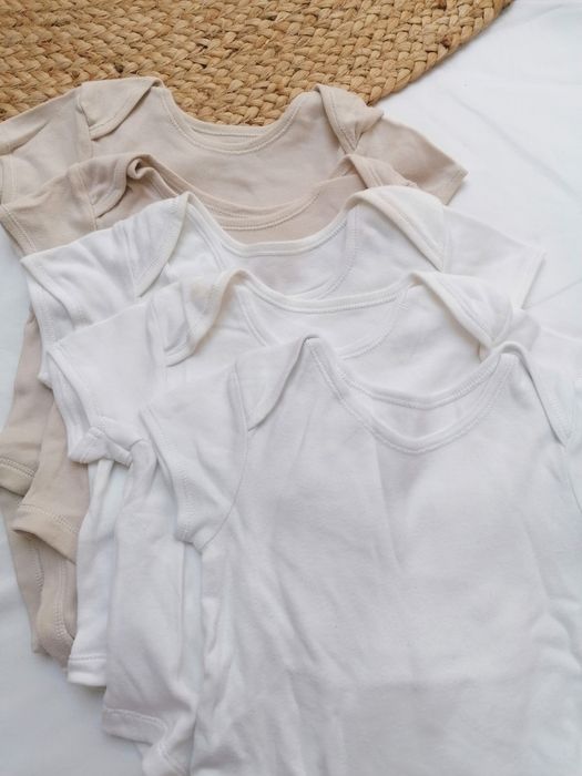 Pack de 5 Bodies Brancos e Beges de Bebé