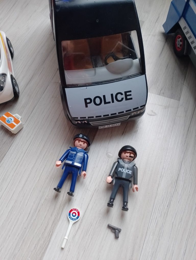 Playmobil karetka, wóz policyjny, śmieciarka.
6 figurek z dodatkami.
W