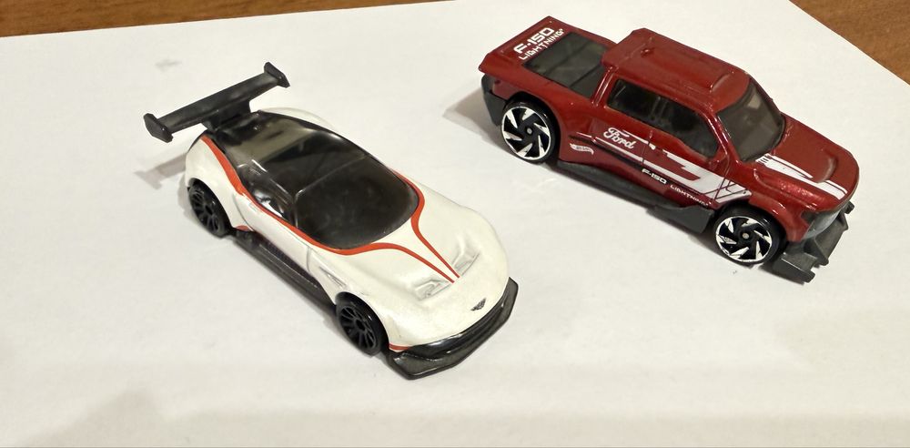 Hot Wheels Aston Martin, Ford, Volkswagen, Dodge