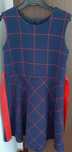 Vestido azul e vermelho.