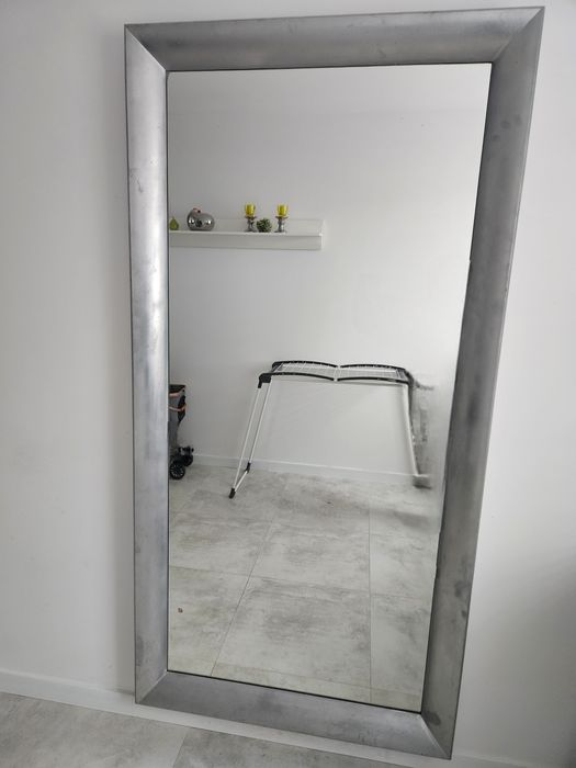 Duże lustro  w ramie.