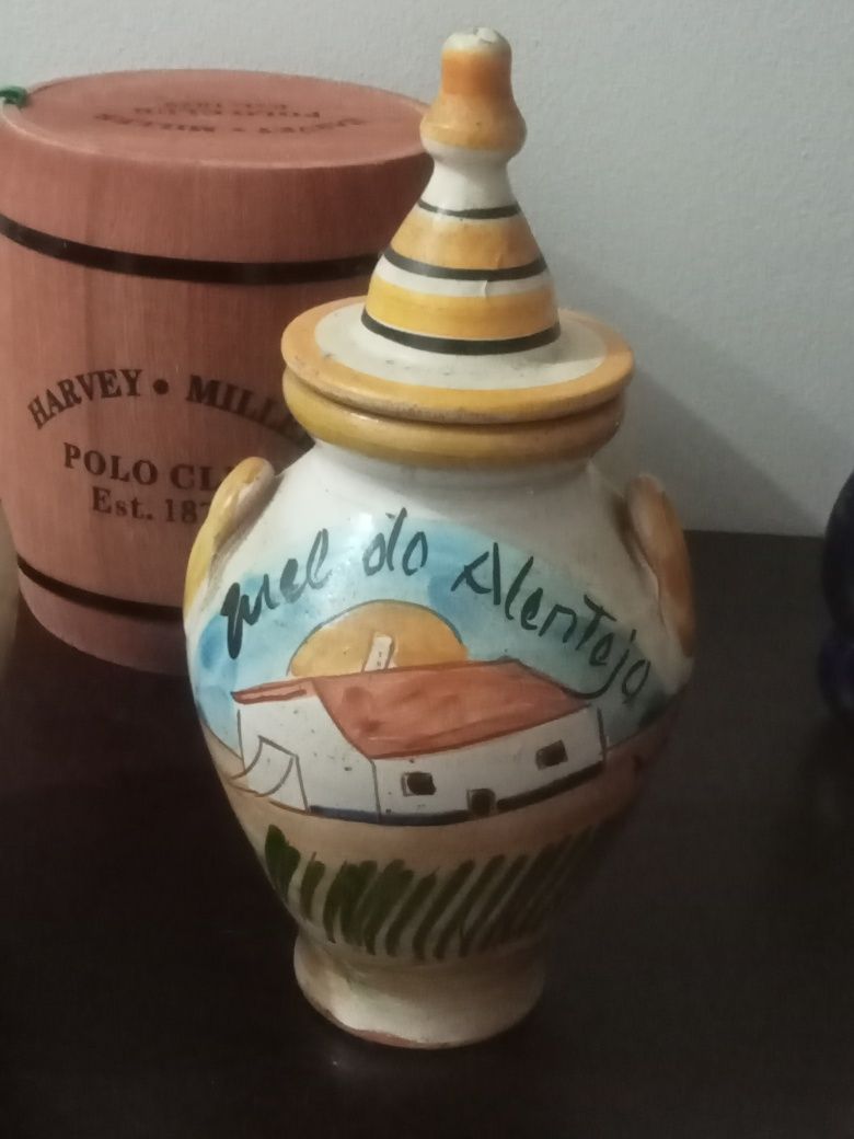 Dois potes de mel de barro, pintados á mão