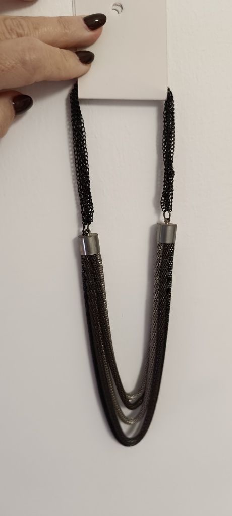 Colar preto e prateado com várias voltas