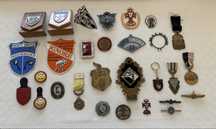 Medalhas crachás emblemas etc