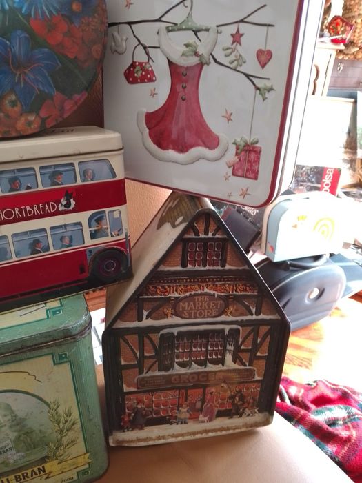 Aqui! Há Latas! Várias-House Crane Company,Bus M.Spencer outrosDesde2E