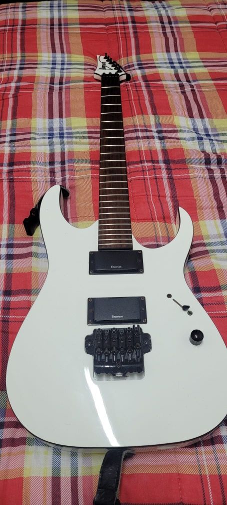 Ibanez MTM2 branca (Mick Thomson)