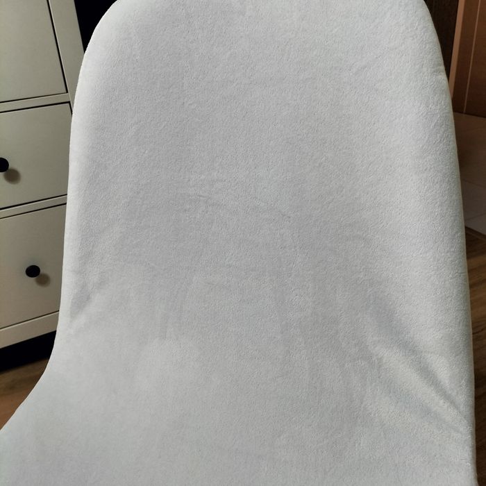 Cadeira de quarto cinza com capa branca amovível