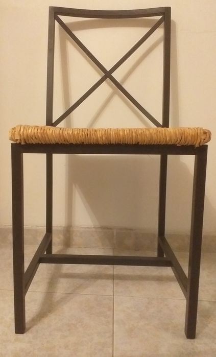 Cadeiras em ferro e palhinha