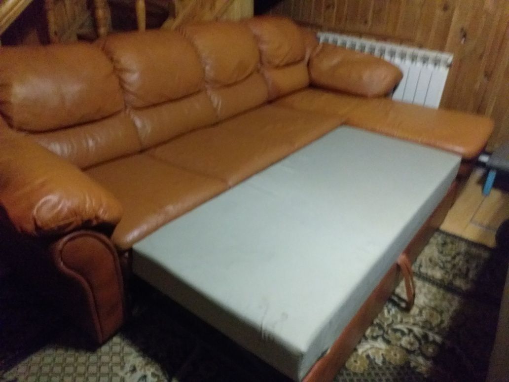 Диван кутовий шкіра.