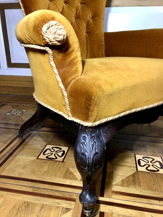 FOTEL USZAK czarny dąb tkanina welur w kol starego złota Francja ANTYK