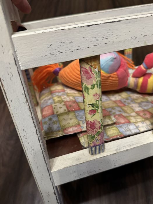 Деревʼяне ліжко для ляльки.