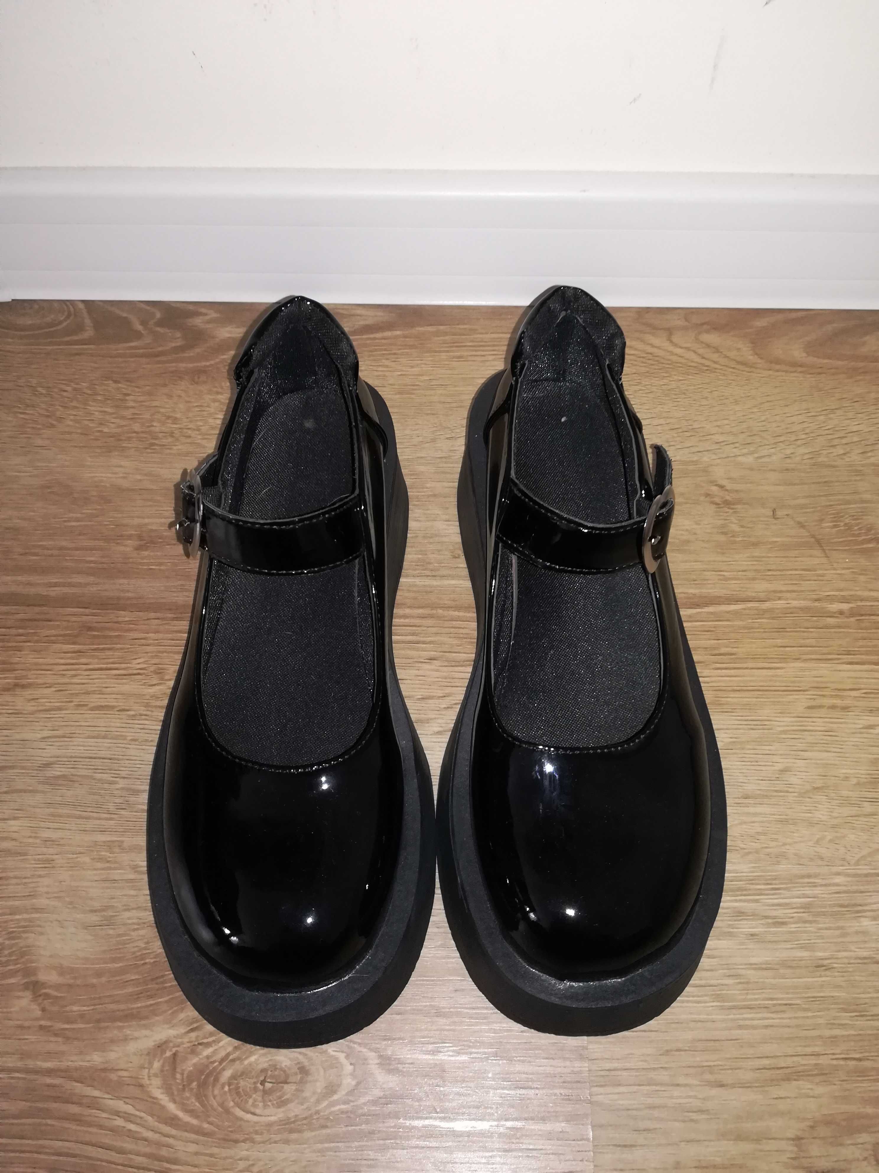 Buty na wyższej podeszwie czarne lakierowane