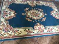 Carpete  em  lã com florão