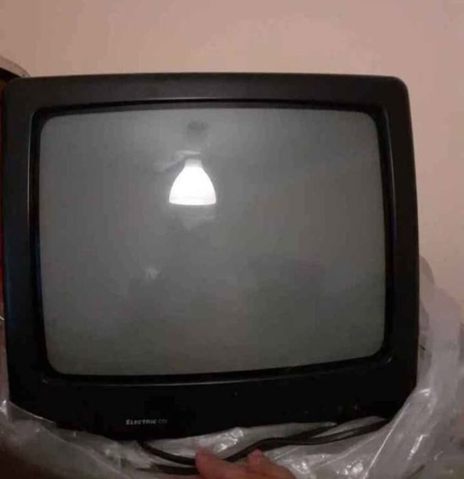 2 tv iguais com comando a trabalhar muito bem