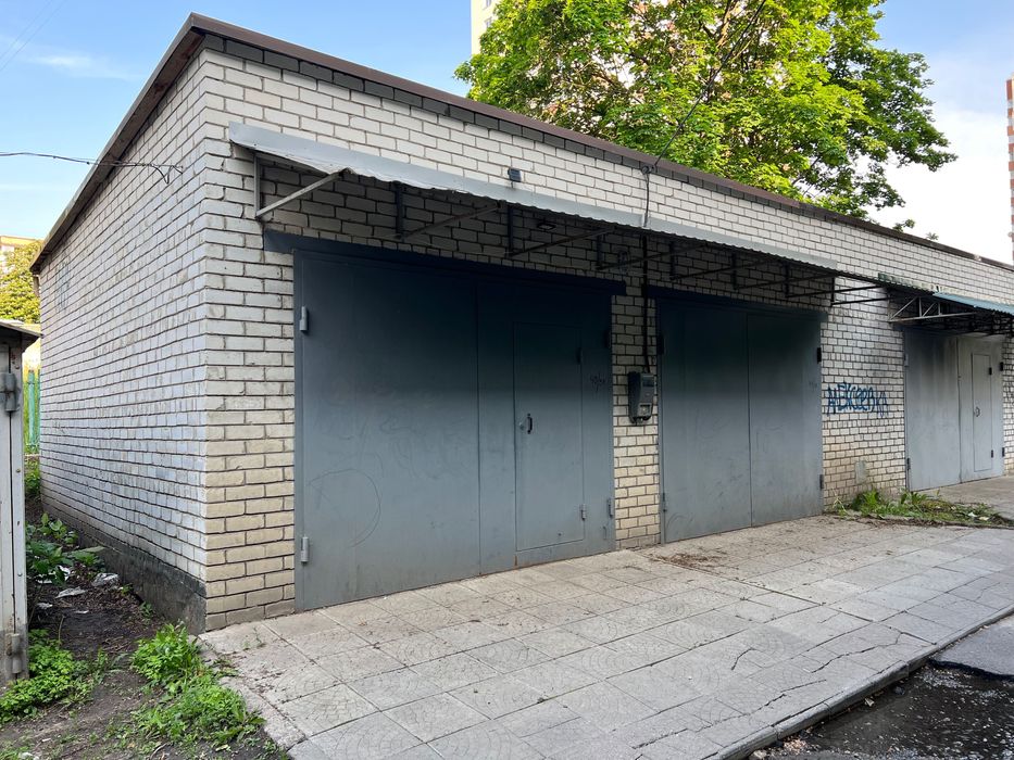 Продам гараж, на две машины 50кв м 604 м/р тракторостроителей 102г