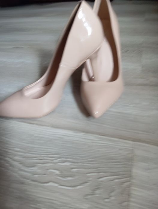 Sprzedam buty beżowe