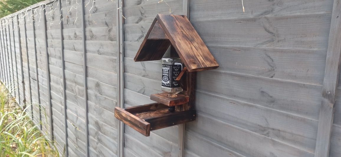 Karmnik Jack Daniels dla ptaków ze 100letnich desek