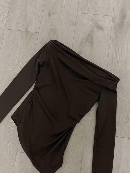 Костюм зі спущеними плечима