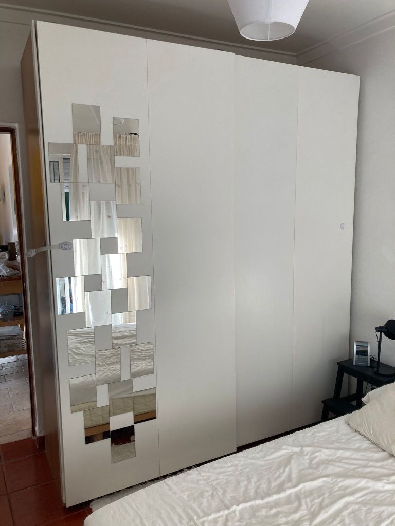 Roupeiro IKEA usado com muito espaço para guardar roupa