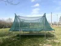 Duża trampolina z siatką zabezpieczającą i drabinką