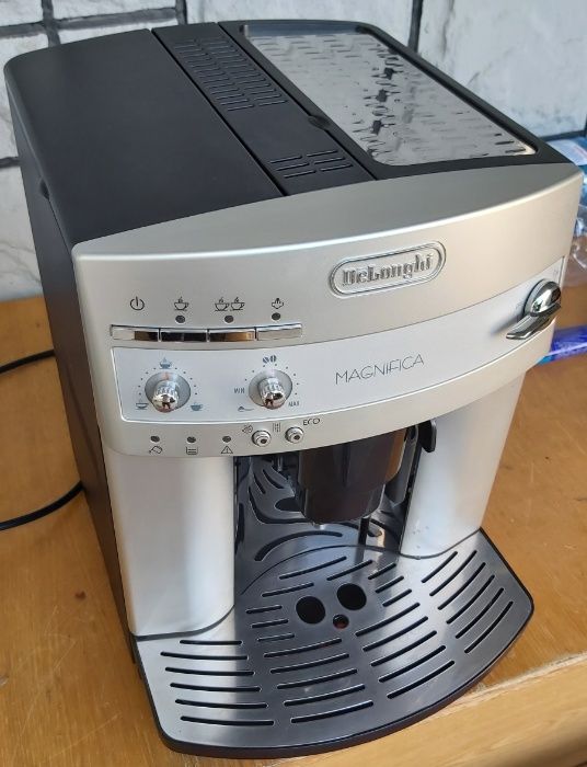 Кофемашина кофеварка Делонги Delonghi ESAM 3200 S серебристая