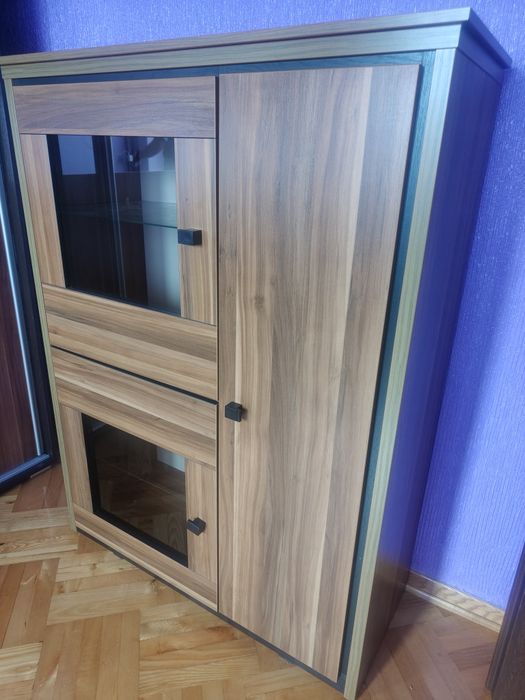 Komoda z przeszkleniem