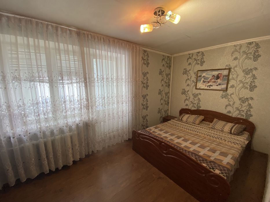 Продам 2 х кімнатну квартиру Центр  !