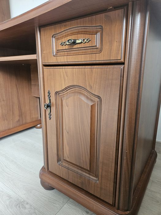 Komplet mebli z rzeźbionymi frontami