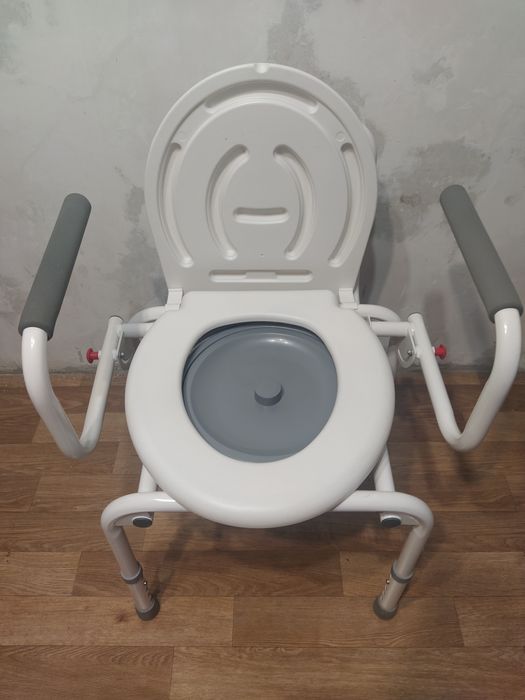 Стул-туалет, с откидными подлокотниками, регулировка высоты.