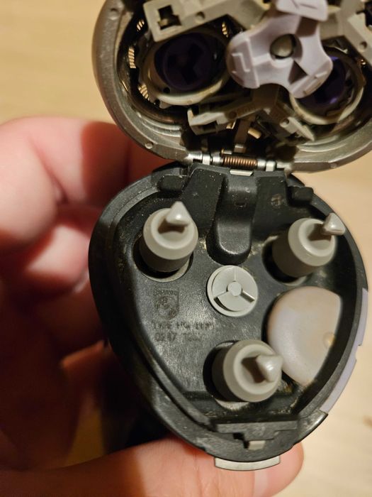 Sprzedam używaną maszynkę do golenia Philips Philishave 8893.