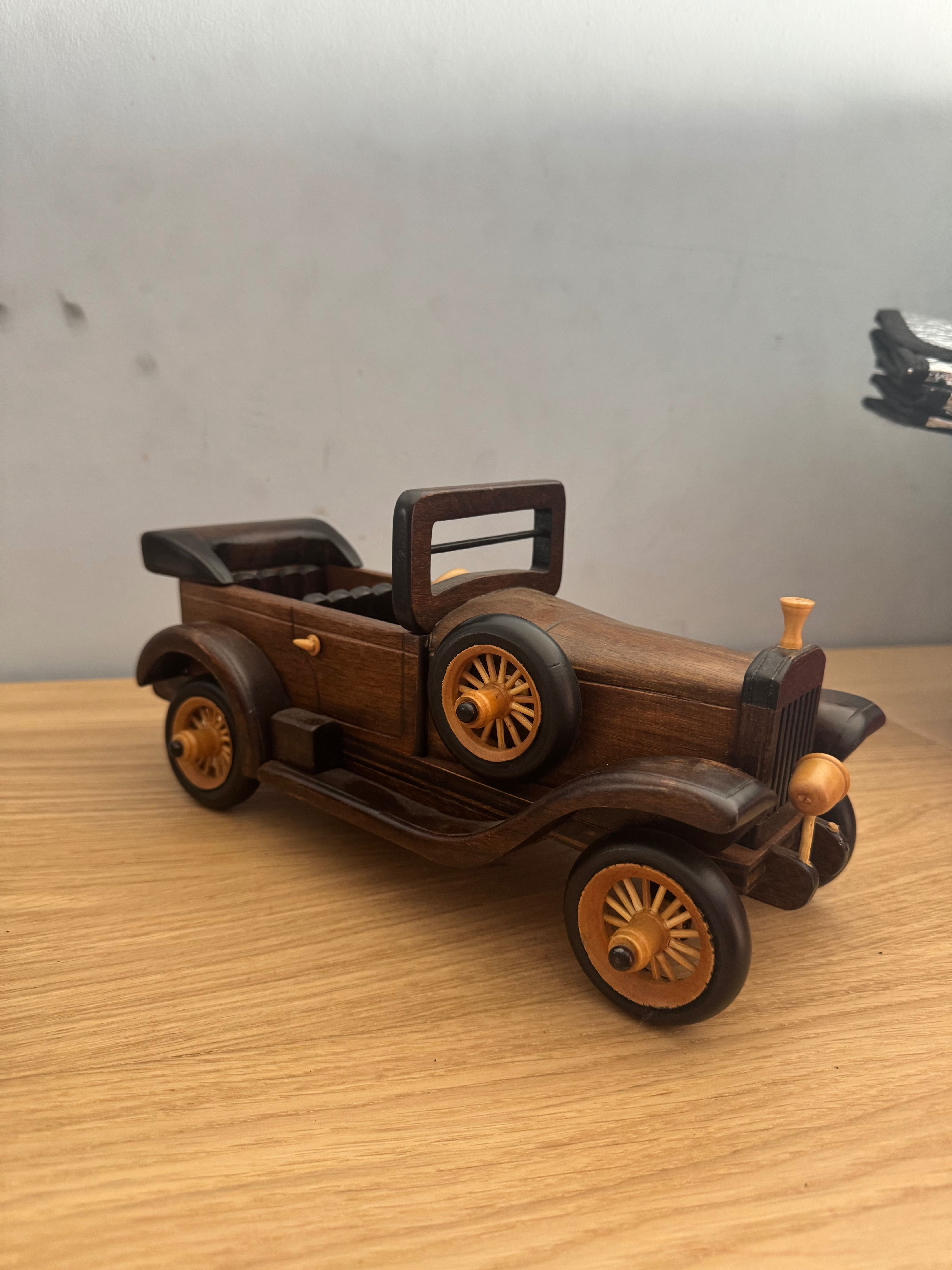 Vendo carros de madeira com alguns defeitos
