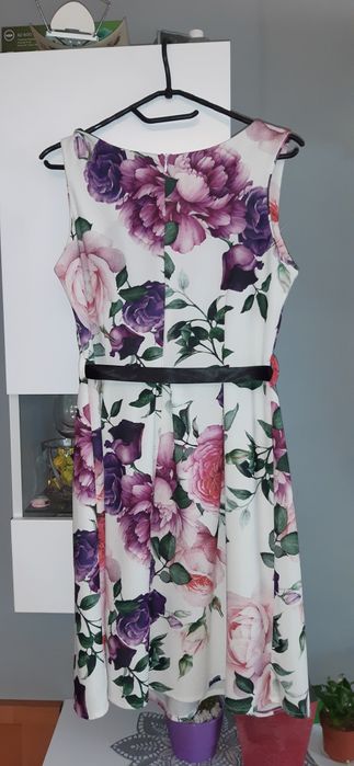 Sukienka biała w duże kwiaty