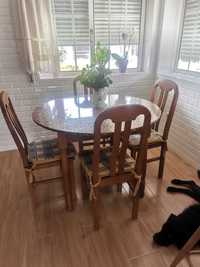 mesa e conjunto de 4 cadeiras