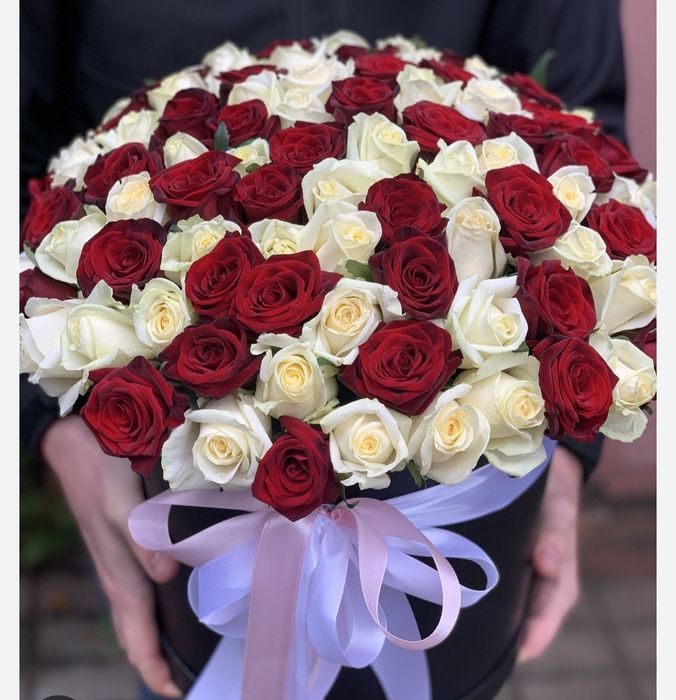 Квіти в коробках та корзинах