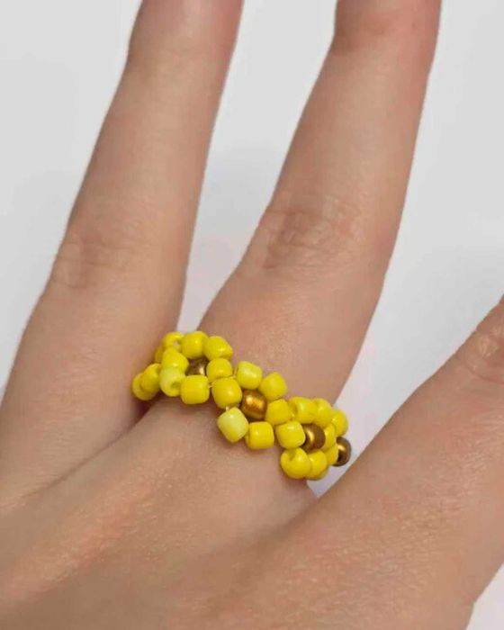 Pierścionek z koralików w kwiatki