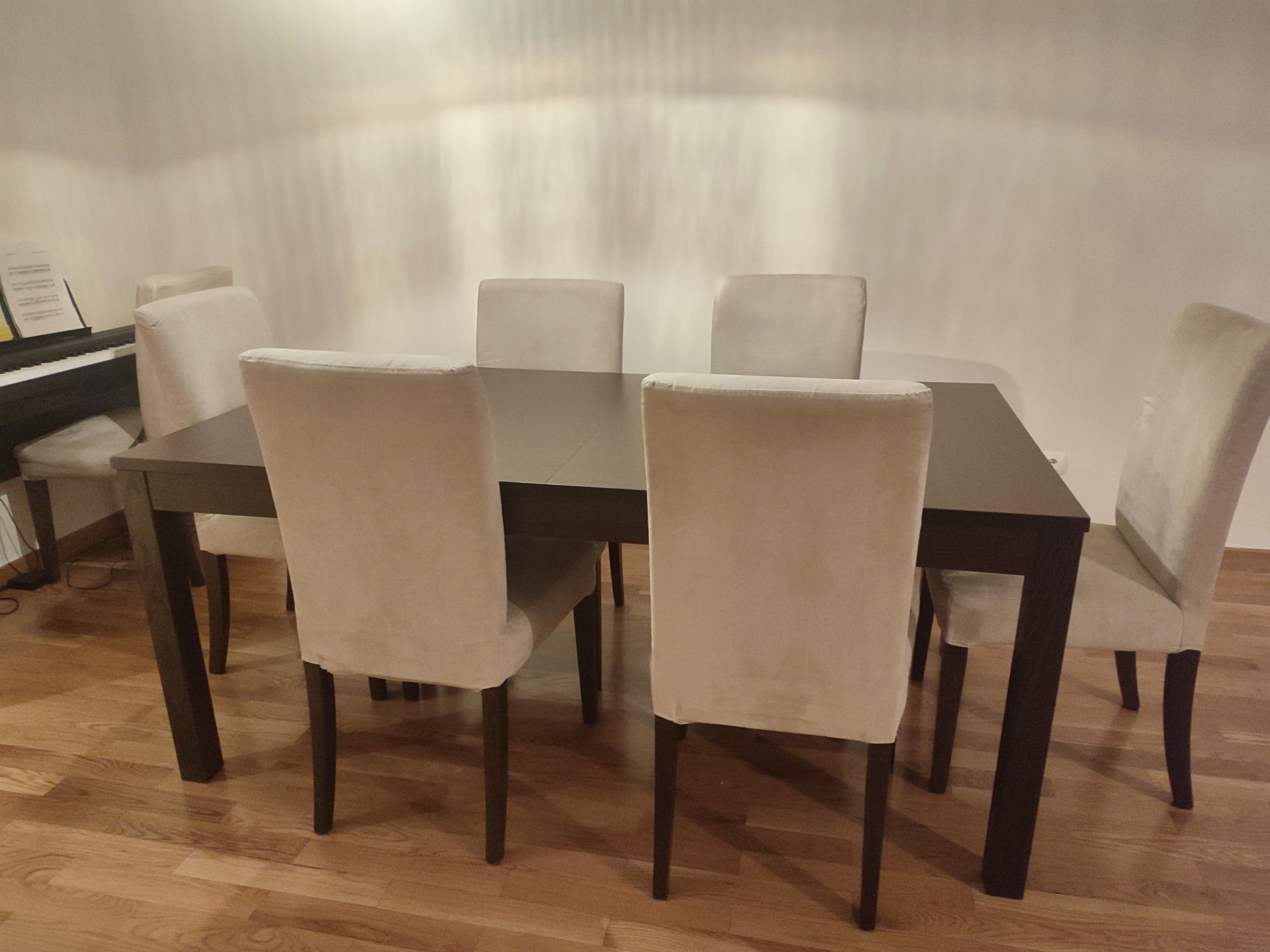 Mesa e 8 cadeiras IKEA (mesa Bjursta extensível, cadeiras Henriksdal