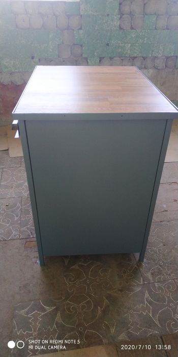 Металічна тумба .