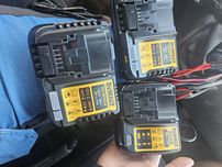 Ładowarki dewalt DCB 1104 2 sztuki DCB107