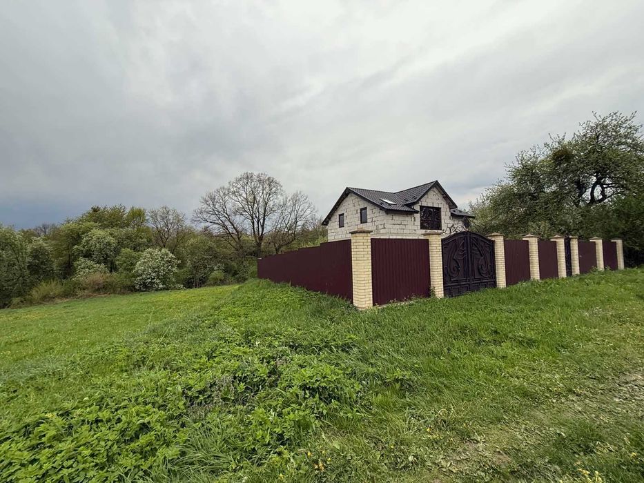 Продаж будинку в м.Самбір, село Ваньковичі. (25 сот.)ОГОРОДЖЕНИЙ.